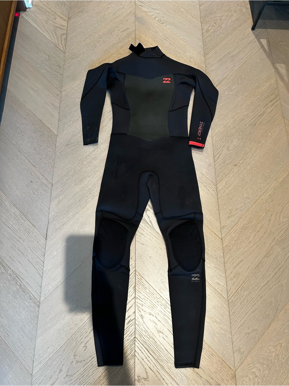 Billabong Women’s Size 4 Black Full Body Synergy 4:Wetsuit with Red Logo Accents